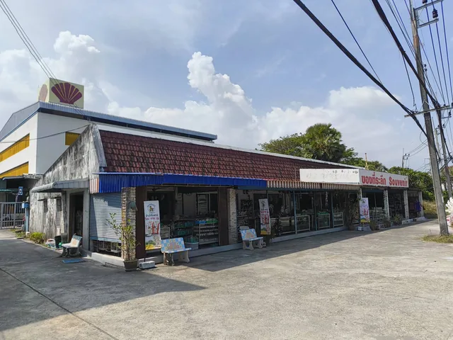ภาพประกอบร้านขายของที่ระลึกเล็กๆ ใกล้วัด